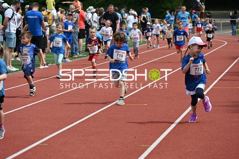 Kinder laufen beim Sommerlauf