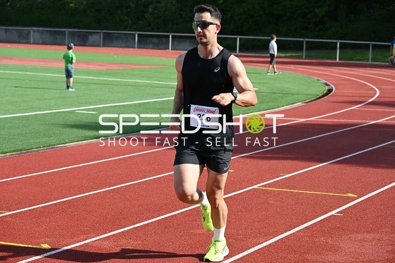 Läufer mit Startnummer 236 auf der Bahn