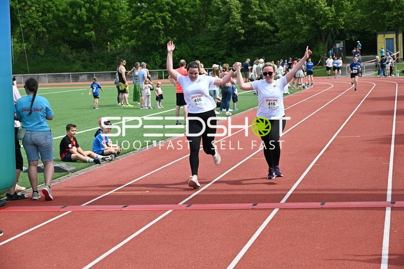 Gemeinsamer Zieleinlauf TVE Sommerlauf
