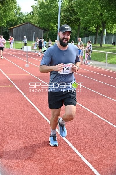 Läufer mit Startnummer 134