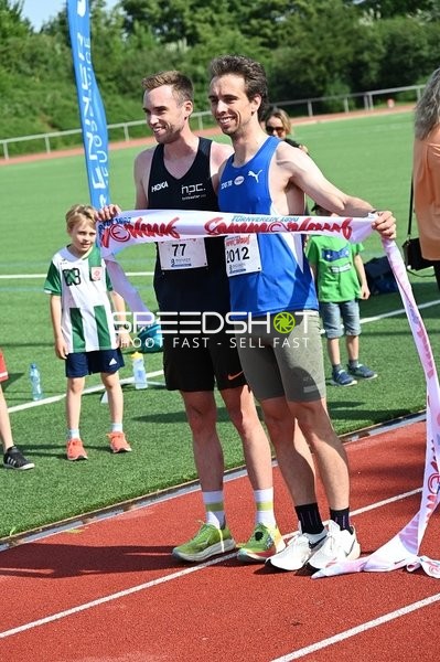 Gemeinsames Überqueren des Zielbands