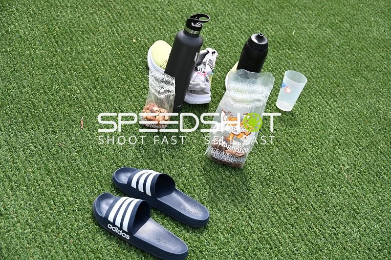 Sportliche Utensilien auf Rasen