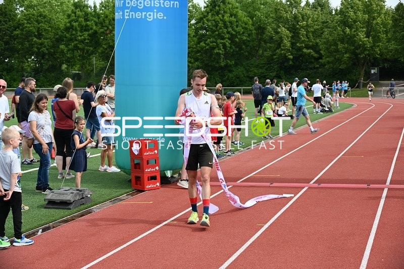 Läufer überquert Ziellinie