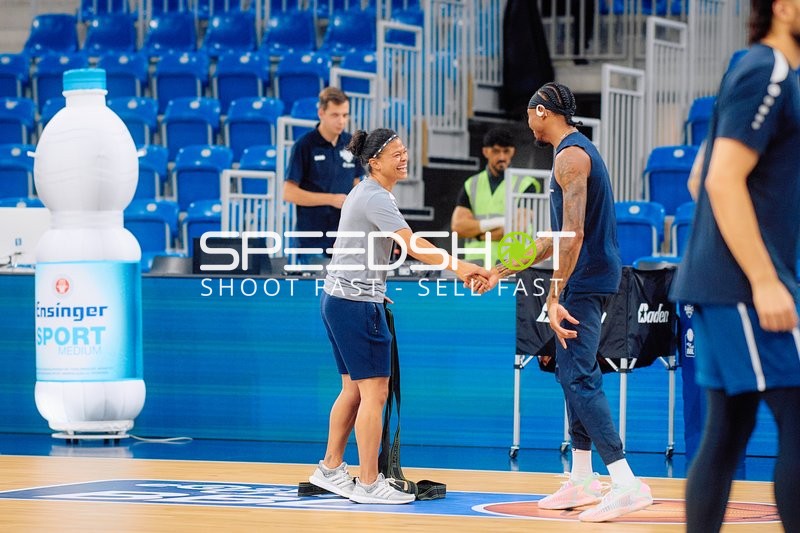 Coach und Spieler begrüßen sich