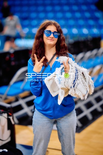 Fan in blauem Outfit