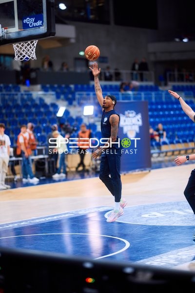 Michael Weathers (20; MLP Academics Heidelberg) wirft auf den Korb