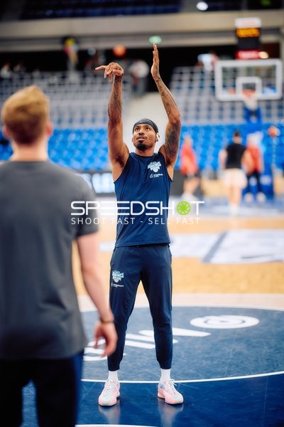 Michael Weathers (20, MLP Academics Heidelberg) wirft