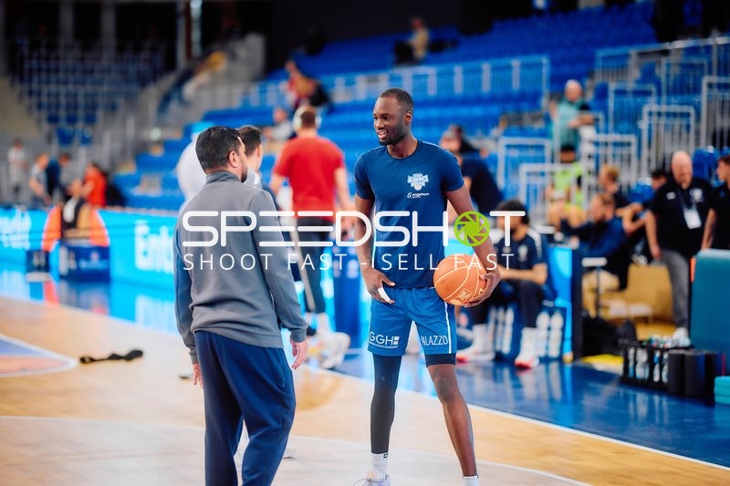 Bakary Dibba (10, MLP Academics Heidelberg) mit Ball