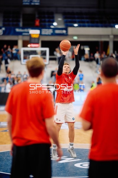 Spieler in Position auf dem Court