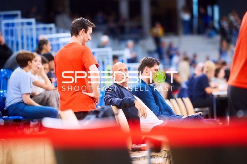 Offizielle am Spielfeldrand