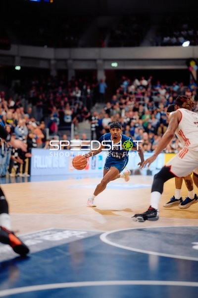 Michael Weathers (20; MLP Academics Heidelberg) dribbelt den Ball