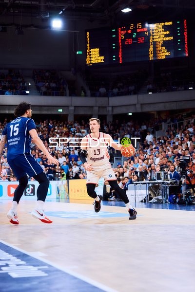 Spieler Andreas Obst (13; FC Bayern Basketball) dribbelt
