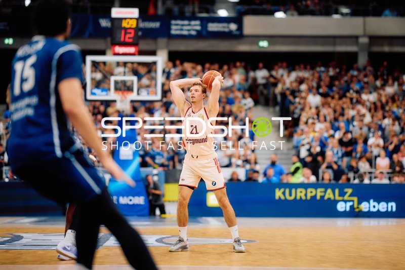 Spieler mit Ball auf dem Court