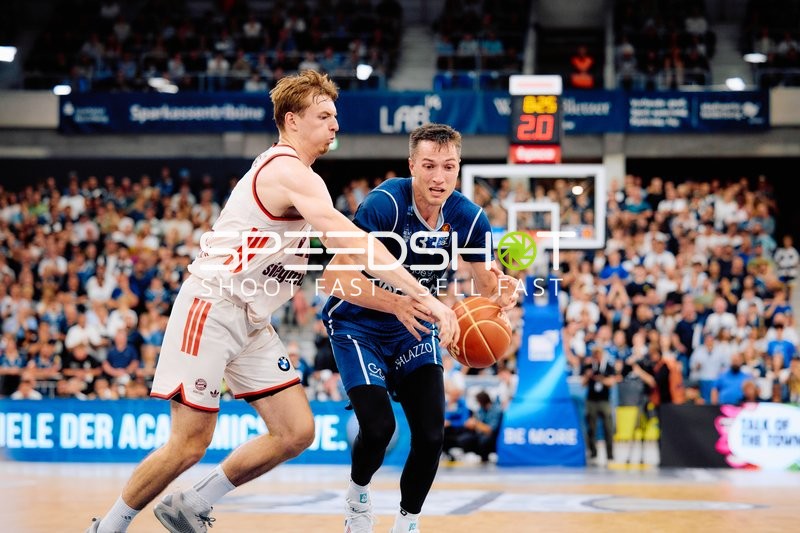 Spieler kämpfen um Ball