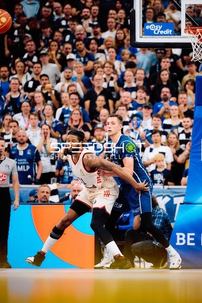 Spieler kämpfen um Ball