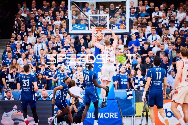 Kampf um den Ball unter Korb