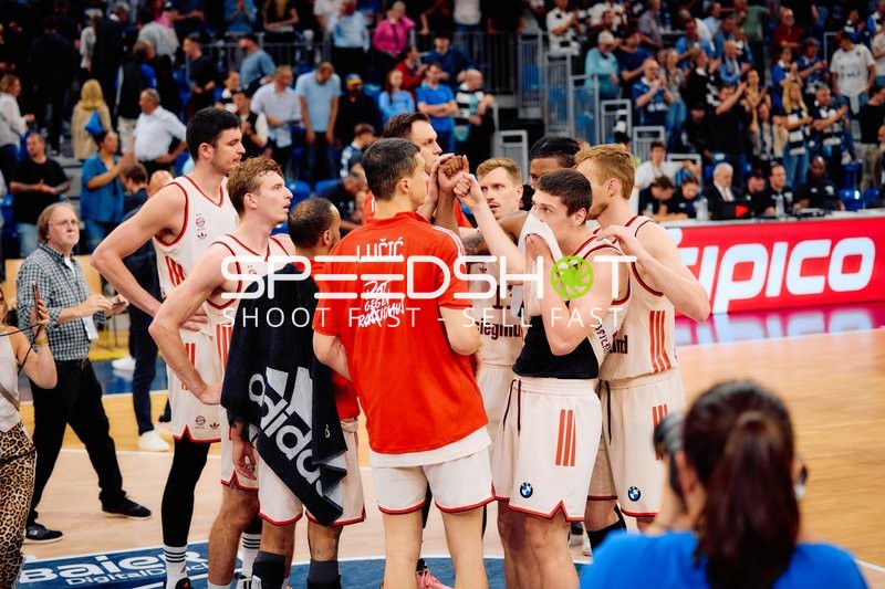 Spieler versammeln sich am Court