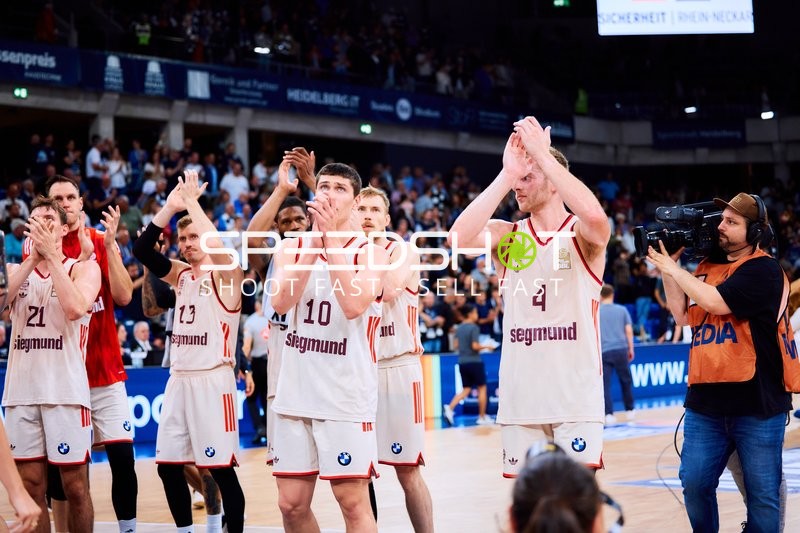 Spieler applaudieren auf dem Court