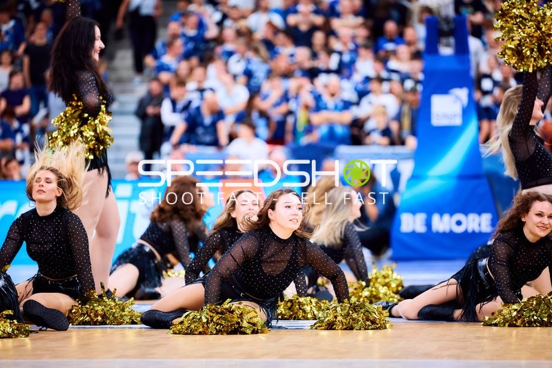 Cheerleader tanzen auf Court