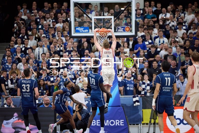 Spieler Niels Giffey (5; FC Bayern Basketball) wirft auf den Korb