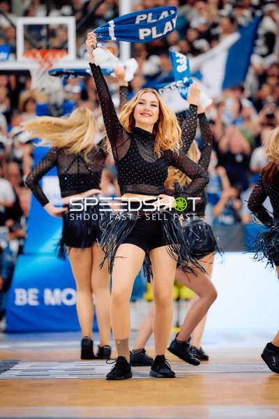 Cheerleader tanzen auf Court