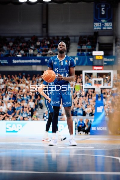 Bakary Dibba (10; MLP Academics Heidelberg) dribbelt den Ball