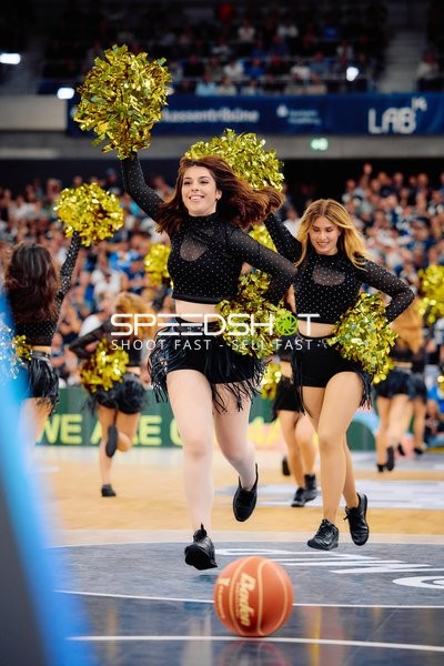 Cheerleader tanzen auf dem Court