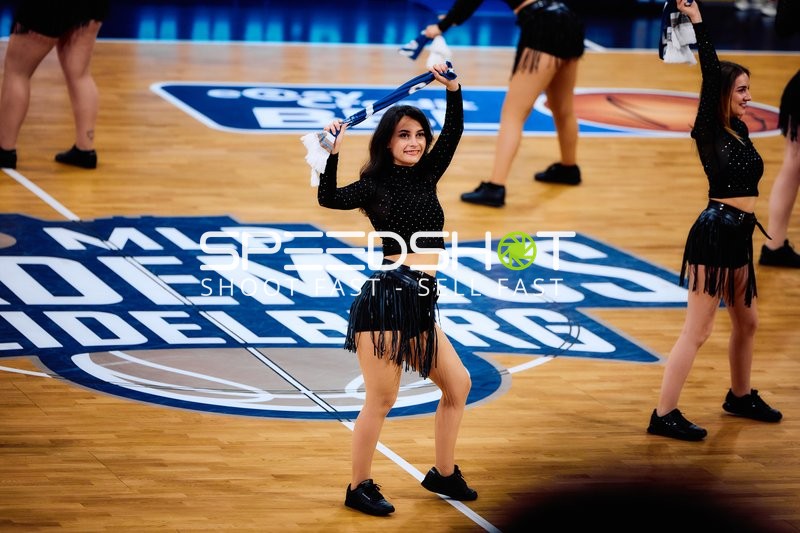 Cheerleader auf dem Court