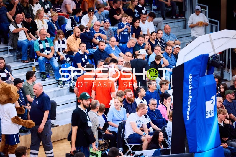 Spieler und Zuschauer im SNP Dome