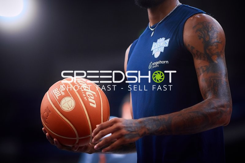 Spieler mit Ball in Position