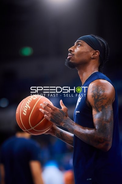 Michael Weathers (20, MLP Academics Heidelberg) mit Ball