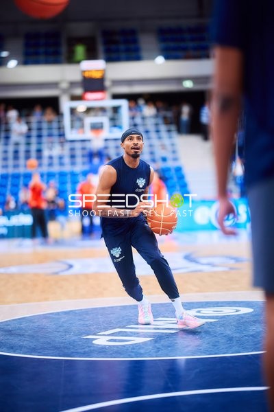 Michael Weathers (20; MLP Academics Heidelberg) dribbelt auf dem Court