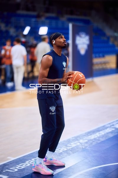 Michael Weathers (20, MLP Academics Heidelberg) mit Ball