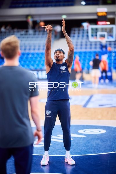 Michael Weathers (20; MLP Academics Heidelberg) wirft auf den Korb