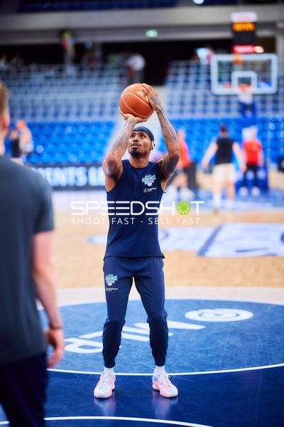 Michael Weathers (20; MLP Academics Heidelberg) wirft auf den Korb