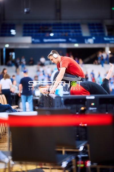 Spieler dehnt sich am Spielfeldrand