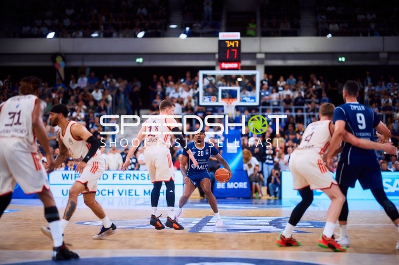 Michael Weathers (20; MLP Academics Heidelberg) dribbelt den Ball