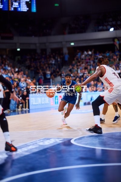 Michael Weathers (20; MLP Academics Heidelberg) dribbelt auf den Korb