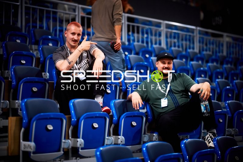 Zuschauer auf Tribüne