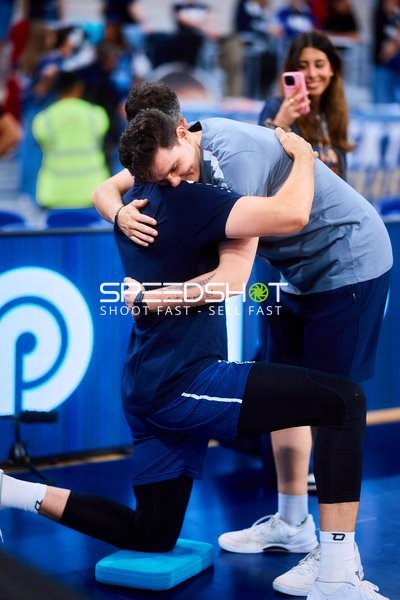 Carlo Finetti (999, MLP Academics Heidelberg) umarmt Paul Zipser (9, MLP Academics Heidelberg)