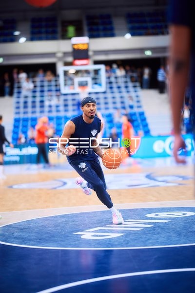 Michael Weathers (20; MLP Academics Heidelberg) dribbelt Ball