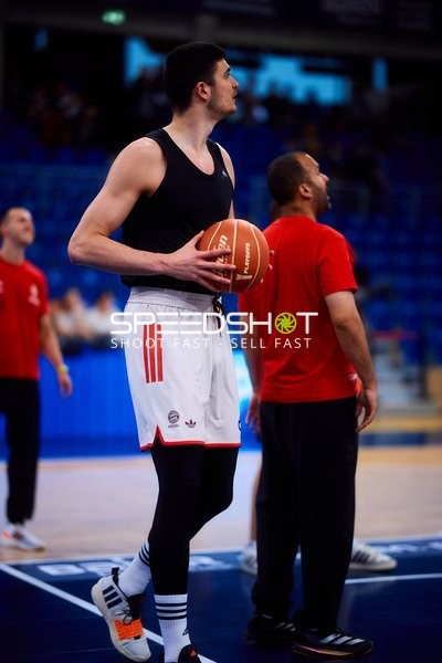 Spieler mit Ball auf Court