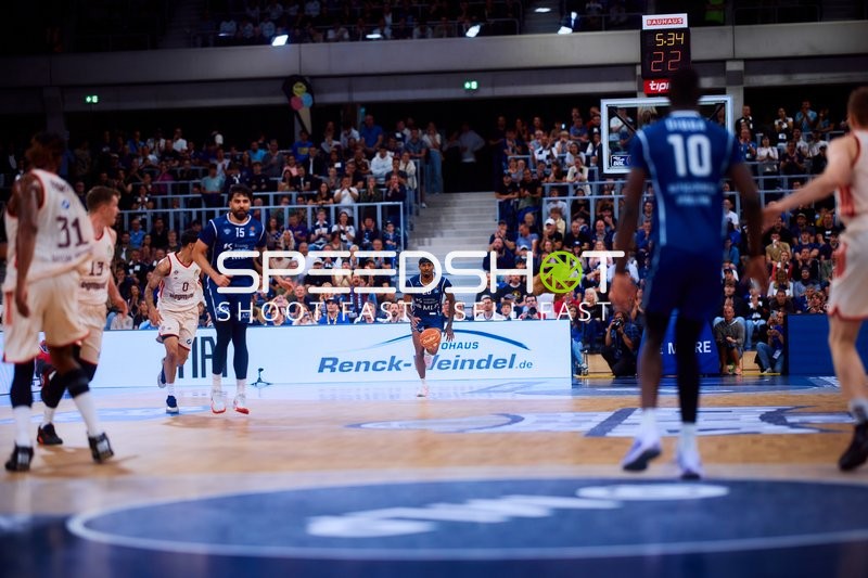 Spieler kämpfen um den Ball