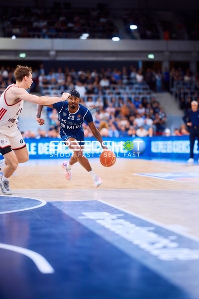 Michael Weathers (20; MLP Academics Heidelberg) dribbelt den Ball