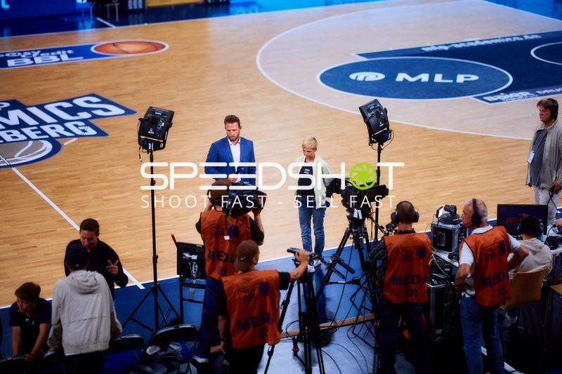 Medienarbeit am Courtrand