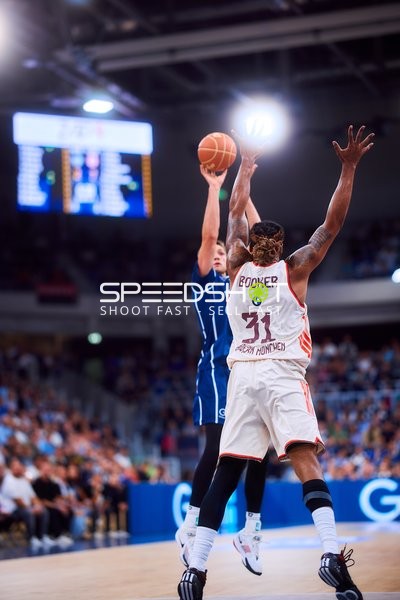 Evan Rietsch (7; MLP Academics Heidelberg) wirft, Devin Booker (31; FC Bayern Basketball) verteidigt