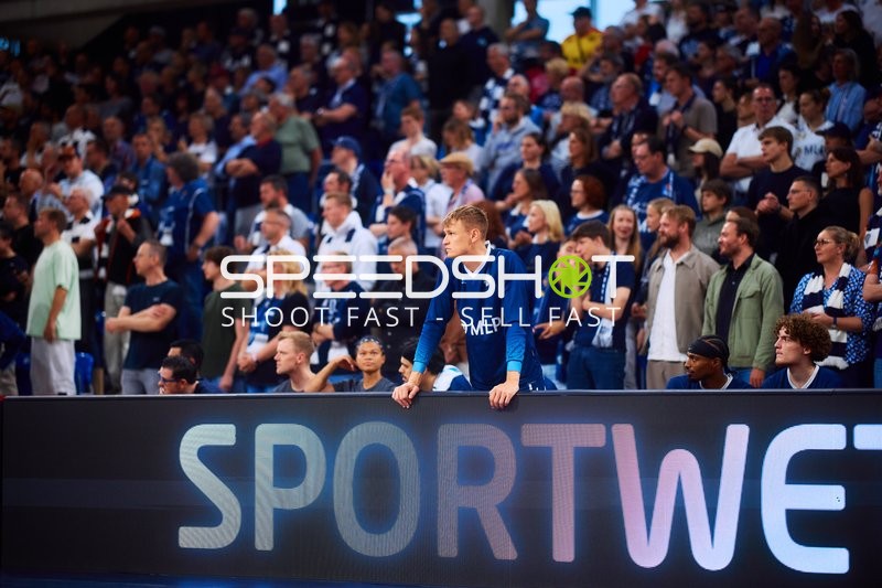 MLP Academics Spieler an Seitenlinie