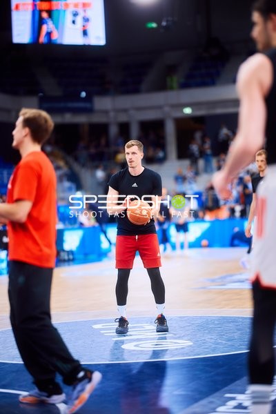 Spieler mit Ball auf Court