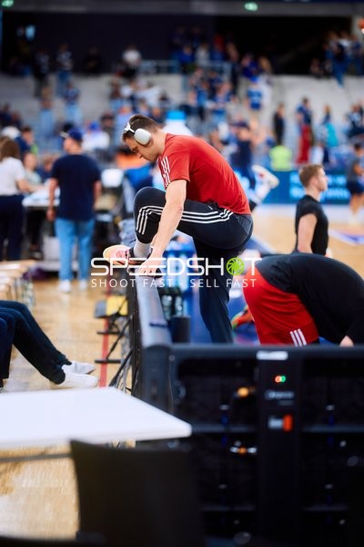 Spieler dehnt sich an Seitenlinie