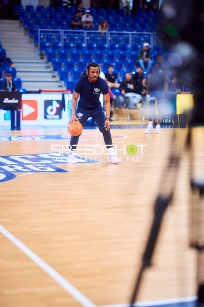 DJ Horne (0; MLP Academics Heidelberg) dribbelt den Ball